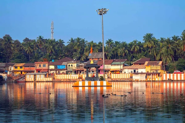 2019 Gokarna Karnataka Casas Indias Coloridas Tanque Templo Rayas Naranjas — Foto de Stock