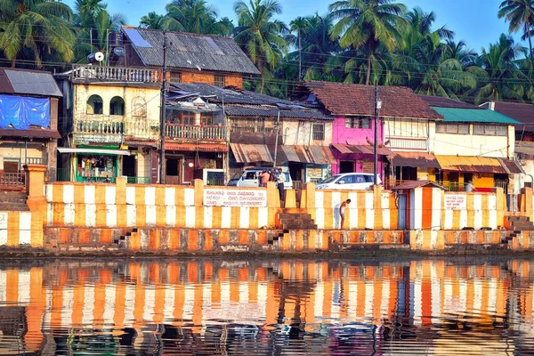 2019 Gokarna Karnataka Casas Indianas Coloridas Tanque Templo Listrado Laranja — Fotografia de Stock