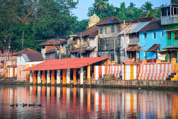 2019 Gokarna Karnataka Casas Indias Coloridas Tanque Templo Rayas Naranjas — Foto de Stock