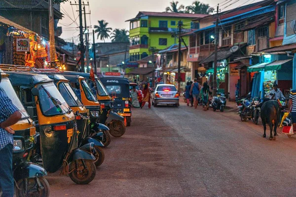 12 / 27 / 2019 Gokarna. Karnataka, Hindistan, otomobil çekçekçekleri Gokarna Caddesi 'nde arka arkaya park edilmiş. Rickshaw 'lar Hindistan' ın en popüler ve en ucuz taksi taşımacılarıdır.
