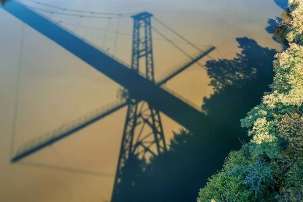 Skuggan Faller Flodens Yta Från Hängbro Över Teterev Floden Det — Stockfoto