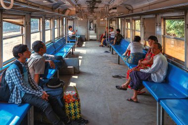 01 / 22 / 2020 Myanmar (Burma) Yangon, Birmanyalı tren yolcuları eski ve kirli bir vagonda. Burma Demiryolu, Ölüm Demiryolu olarak da bilinen en yavaş demiryoludur. Myanmar 'ı keşfet