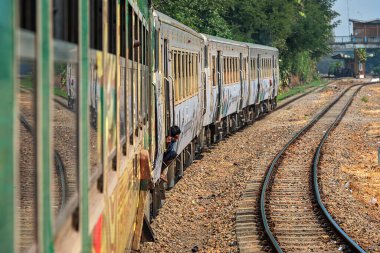 01 / 22 / 2020 Myanmar (Burma) Yangon, Yangon istasyonundan kalkan eski bir Japon dizel treni. Burma Demiryolu, Ölüm Demiryolu olarak da bilinen en yavaş demiryoludur. Myanmar 'ı keşfet