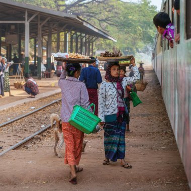 01 / 22 / 2020 Myanmar (Burma) Yangon, tren yolcuları için istasyonda farklı yiyecekler satan yerel tüccarlar. Burma Demiryolu, Ölüm Demiryolu olarak da bilinen en yavaş demiryoludur. Myanmar 'ı keşfet