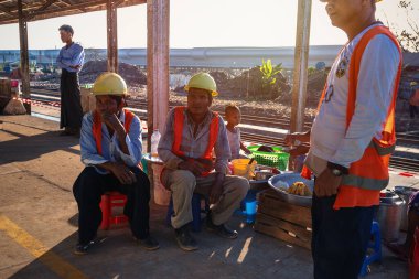 01 / 22 / 2020 Myanmar (Burma) Yangon, Birmanyalı bir demiryolu ekibi gün batımındaki demiryolu raylarını hatırlatıyor. Burma Demiryolu, Ölüm Demiryolu olarak da bilinen en yavaş demiryoludur. Myanmar 'ı keşfet