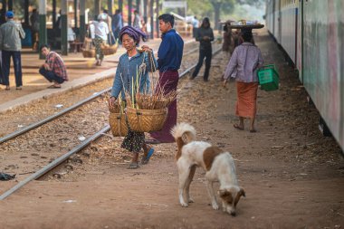 01 / 22 / 2020 Myanmar (Burma) Yangon, tren yolcuları için istasyonda farklı yiyecekler satan yerel tüccarlar. Burma Demiryolu, Ölüm Demiryolu olarak da bilinen en yavaş demiryoludur. Myanmar 'ı keşfet