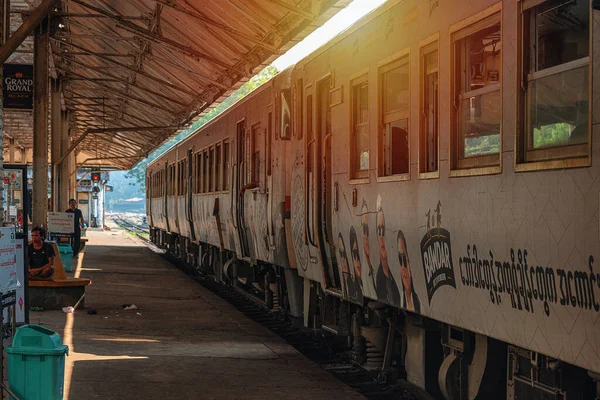 2020年1月22日 一辆旧的日本柴油火车从仰光站开出 缅甸铁路是最慢的铁路 也被称为死亡铁路 发现骨髓瘤 — 图库照片