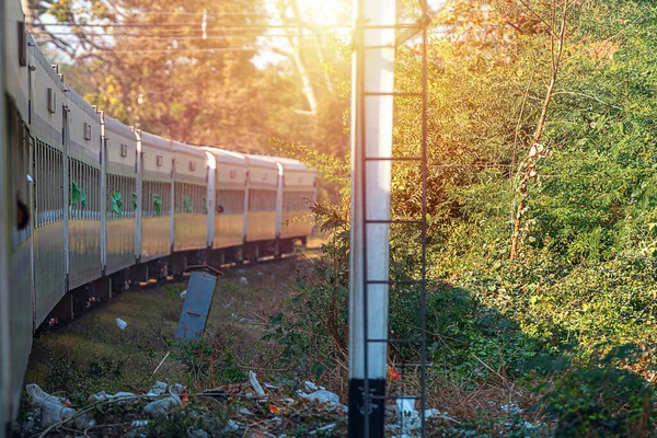 缅甸仰光 一辆旧的日本柴油火车从仰光站开出 缅甸铁路是最慢的铁路 也被称为死亡铁路 发现骨髓瘤 — 图库照片