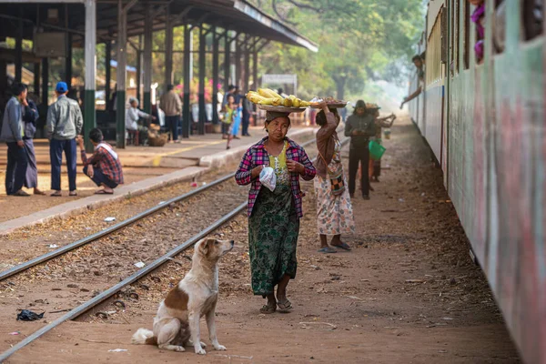 01 / 22 / 2020 Myanmar (Burma) Yangon, tren yolcuları için istasyonda farklı yiyecekler satan yerel tüccarlar. Burma Demiryolu, Ölüm Demiryolu olarak da bilinen en yavaş demiryoludur. Myanmar 'ı keşfet