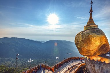 Myanmar 'daki Altın Kaya Pagoda (Burma) gibi mavi gökyüzünün arka planında da Kyaiktiyo Pagoda olarak bilinir. Onlar Budizm 'in kamusal alanı veya hazinesidir, kopyada veya kullanımında kısıtlama yoktur.
