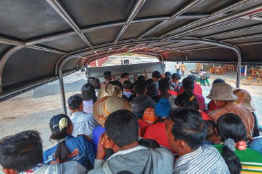 29 / 02 / 2020 Kyaiktiyo, Myanmar (Burma), Mon State, Burma 'daki Budist hac alanına Altın Kaya Pagoda yamacında kalabalık bir kamyon