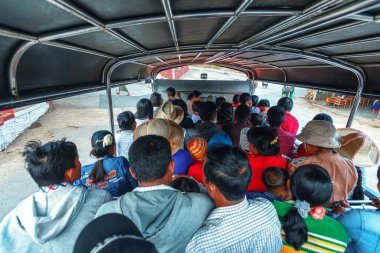 29 / 02 / 2020 Kyaiktiyo, Myanmar (Burma), Mon State, Burma 'daki Budist hac alanına Altın Kaya Pagoda yamacında kalabalık bir kamyon