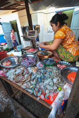 Geleneksel Burma pazarında taze balık satan Birmanyalı kadın, 01 / 22 / 2020 Myanmar (Burma) Yangon. Bölgenin dört bir yanından insanların ürün satmak ve satın almak için geldiği yerel bir pazar..