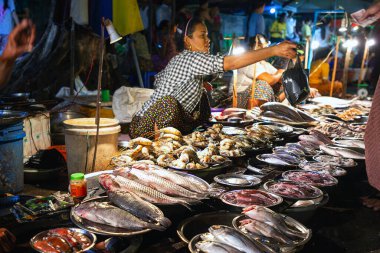 Geleneksel Burma pazarında taze balık satan Birmanyalı kadın, 01 / 22 / 2020 Myanmar (Burma) Yangon. Bölgenin dört bir yanından insanların ürün satmak ve satın almak için geldiği yerel bir pazar..