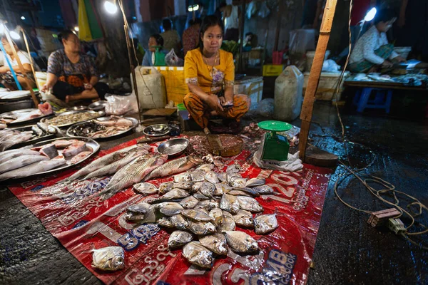 Geleneksel Burma pazarında taze balık satan Birmanyalı kadın, 01 / 22 / 2020 Myanmar (Burma) Yangon. Bölgenin dört bir yanından insanların ürün satmak ve satın almak için geldiği yerel bir pazar..