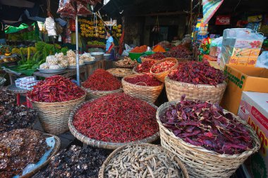 01 / 22 / 2020 Myanmar (Burma) Bagan, Zay Cho Market 'te çeşitli Burma baharatları ve kırmızı biberler