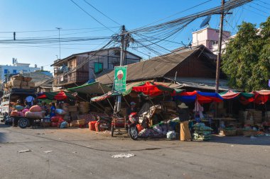 01 / 22 / 2020 Myanmar (Burma) Yangon, Burma pazarındaki ticaret faaliyetleri. Bölgenin dört bir yanından insanların ürün satmak ve satın almak için geldiği yerel bir pazar..