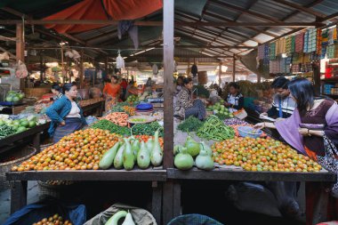 01 / 22 / 2020 Myanmar (Burma) Yangon, Burma pazarındaki ticaret faaliyetleri. Bölgenin dört bir yanından insanların ürün satmak ve satın almak için geldiği yerel bir pazar..
