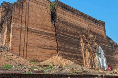 Tamamlanmamış muazzam stupa Pahtodawyi Paya Mingun Mandalay, Myanmar 'da (Burma) mavi gökyüzünün arka planında Irrawaddy Nehri' nin batı kıyısındaki depremde yok oldu.