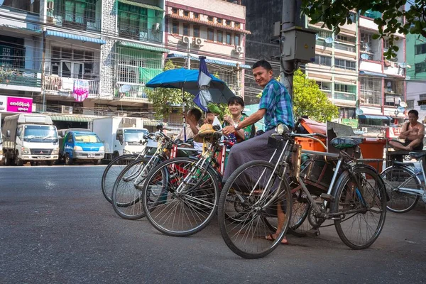 01 / 21 / 2020 Myanmar (Burma) Yangon, taksi Saika olarak da bilinen üç tekerlekli taksi için yeni müşteriler bekliyor. Yerel fakirler arasında popüler bir ulaşım şekli.