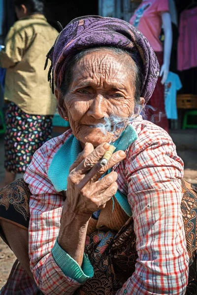 2020 Bagan Myanmar Oude Gerimpelde Aziatische Vrouw Roken Traditionele Cheroot — Stockfoto