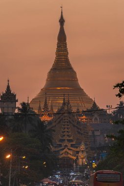 21 / 01 / 2020 Myanmar, Yangon, Shwedagon Pagoda tepesi şafakta Yangon 'un konut blokları arasında görülebilir. Shwedagon Pagoda, Myanmar 'daki en kutsal Budist tapınağıdır.