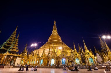 Gece gökyüzünün arka planında Altın Pagoda Shwedagon. Shwedagon Pagoda, Myanmar 'daki en kutsal Budist tapınağıdır.