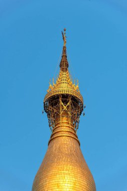 Myanmar, Yangon, Altın Pagoda 'nın elementleri Mavi gökyüzüne karşı Shwedagon. Shwedagon Pagoda, Myanmar 'daki en kutsal Budist tapınağıdır.