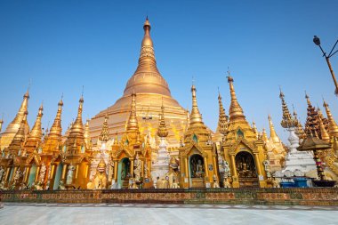 Myanmar, Yangon, Altın Pagoda 'nın elementleri Mavi gökyüzüne karşı Shwedagon. Shwedagon Pagoda, Myanmar 'daki en kutsal Budist tapınağıdır.