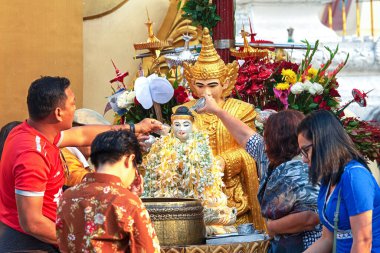 01 / 21 / 2020 Myanmar, Yangon, Altın Pagoda The Shwedagon ve pek çok ibadet eden Buda heykelinin yanında dua ediyor. Shwedagon Pagoda, Myanmar 'daki en kutsal Budist tapınağıdır.