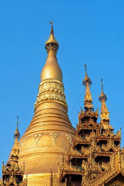 Myanmar, Yangon, Altın Pagoda 'nın elementleri Mavi gökyüzüne karşı Shwedagon. Shwedagon Pagoda, Myanmar 'daki en kutsal Budist tapınağıdır.