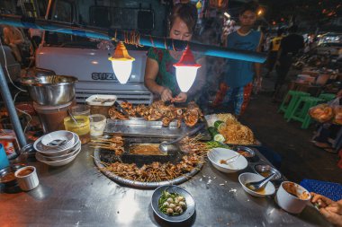 21 / 02 / 2020 Yangon Myanmar (Burma). İnsanlar geleneksel Birmanya mutfağını kahverengi sulara batırılmış 