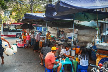 21 / 02 / 2020 Yangon Myanmar (Burma). Çin Mahallesi sokaklarında Burmese mutfağı yiyen insanlar. Geleneksel olarak Birmanyalılar sokaklarda oturup yemek yerler.
