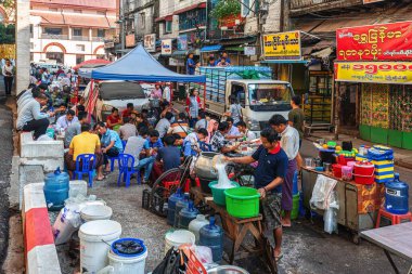 21 / 02 / 2020 Yangon Myanmar (Burma). Çin Mahallesi sokaklarında Burmese mutfağı yiyen insanlar. Geleneksel olarak Birmanyalılar sokaklarda oturup yemek yerler.