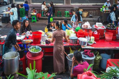 21 / 02 / 2020 Yangon Myanmar (Burma). Çin Mahallesi sokaklarında Burmese mutfağı yiyen insanlar. Geleneksel olarak Birmanyalılar sokaklarda oturup yemek yerler.