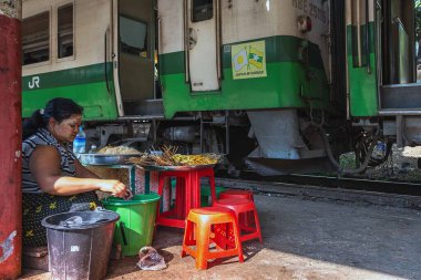 21 / 02 / 2020 Yangon Myanmar (Burma). Yangon sokaklarında çeşitli lezzetli yiyecekler var. Geleneksel olarak Birmanyalılar sokaklarda oturup yemek yerler.