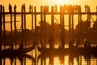 Mandalay, Myanmar (Burma), Sunset of Unknown people U bein Bridge in Amarapura across Ayeyarwady Riverin. U-bein Köprüsü dünyadaki en eski ve en uzun tahta köprüdür.