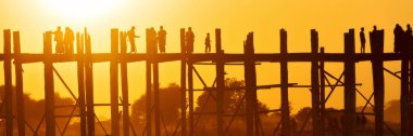 Mandalay, Myanmar (Burma), Sunset of Unknown people U bein Bridge in Amarapura across Ayeyarwady Riverin. U-bein Köprüsü dünyadaki en eski ve en uzun tahta köprüdür.