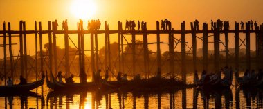 Mandalay, Myanmar (Burma), Sunset of Unknown people U bein Bridge in Amarapura across Ayeyarwady Riverin. U-bein Köprüsü dünyadaki en eski ve en uzun tahta köprüdür.