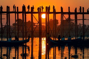 Mandalay, Myanmar (Burma), Sunset of Unknown people U bein Bridge in Amarapura across Ayeyarwady Riverin. U-bein Köprüsü dünyadaki en eski ve en uzun tahta köprüdür.