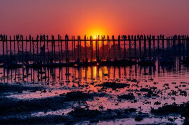 Mandalay, Myanmar (Burma), Sunset of Unknown people U bein Bridge in Amarapura across Ayeyarwady Riverin. U-bein Köprüsü dünyadaki en eski ve en uzun tahta köprüdür.