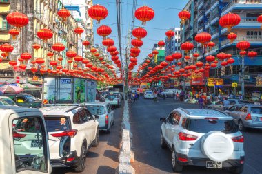 01 / 21 / 2020 Myanmar (Burma) Yangon, Yangon sokaklarında Çin Yeni Yılı için hazırlanıyor. Çin 'de önemli bir bayram ve Ay Yeni Yılı ve Bahar Festivali' ni çok etkiledi.