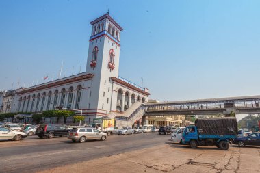 01 / 22 / 2020 Myanmar (Burma) Yangon, Myanmar 'ın en büyük şehri olan Koloni zamanlarında Rangoon olarak da bilinir. Sömürge mimarisi ve yoğun trafiği olan şehrin merkezi kısmı.