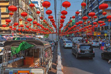 01 / 21 / 2020 Myanmar (Burma) Yangon, Yangon sokaklarında Çin Yeni Yılı için hazırlanıyor. Çin 'de önemli bir bayram ve Ay Yeni Yılı ve Bahar Festivali' ni çok etkiledi.