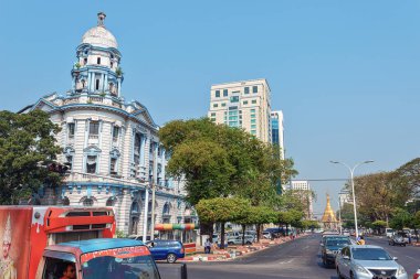 01 / 22 / 2020 Myanmar (Burma) Yangon, Myanmar 'ın en büyük şehri olan Koloni zamanlarında Rangoon olarak da bilinir. Sömürge mimarisi ve yoğun trafiği olan şehrin merkezi kısmı.