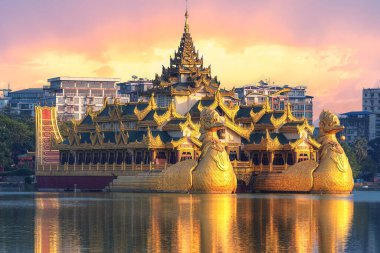 Myanmar (Burma) Yangon, Karaweik Sarayı, Kandawgyi Gölü 'nün doğu kıyısında yer alan bir saray. Myanmar 'ın hemen tanınan simgelerinden biri.