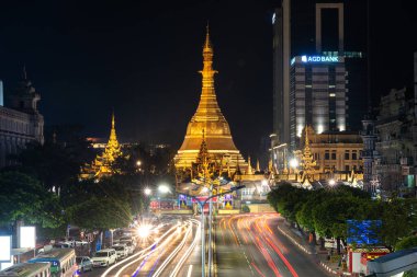 01 / 21 / 2020 Myanmar (Burma) Yangon, aynı zamanda Rangoon olarak da bilinen en büyük şehir Myanmar. Ünlü Budist türbesi Sule pagoda 'nın gece görüşü. Arabalardan gelen uzun far izleriyle.