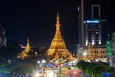 01 / 21 / 2020 Myanmar (Burma) Yangon, aynı zamanda Rangoon olarak da bilinen en büyük şehir Myanmar. Ünlü Budist türbesi Sule pagoda 'nın gece görüşü. Arabalardan gelen uzun far izleriyle.
