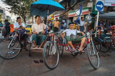 01 / 21 / 2020 Myanmar (Burma) Yangon, taksi şoförleri Saika olarak da bilinen taksilerinde yeni müşterileri bekliyor. Yerel fakirler arasında popüler bir ulaşım şekli.