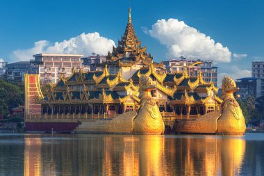 Myanmar (Burma) Yangon, Karaweik Sarayı, Kandawgyi Gölü 'nün doğu kıyısında yer alan bir saray. Myanmar 'ın hemen tanınan simgelerinden biri.